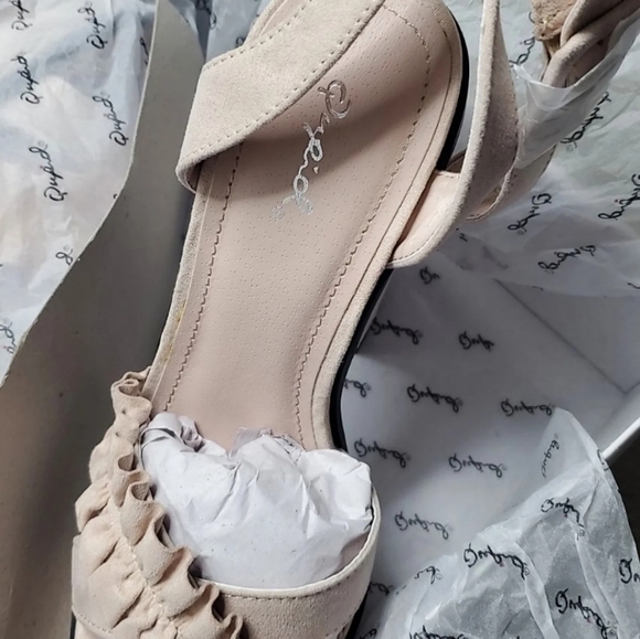 Azalia Ruffle Platform Heel - Picture 6 of 6